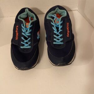 Kangaroos Youth Running Shoes With Side Zip Pockets Size 9-1/2